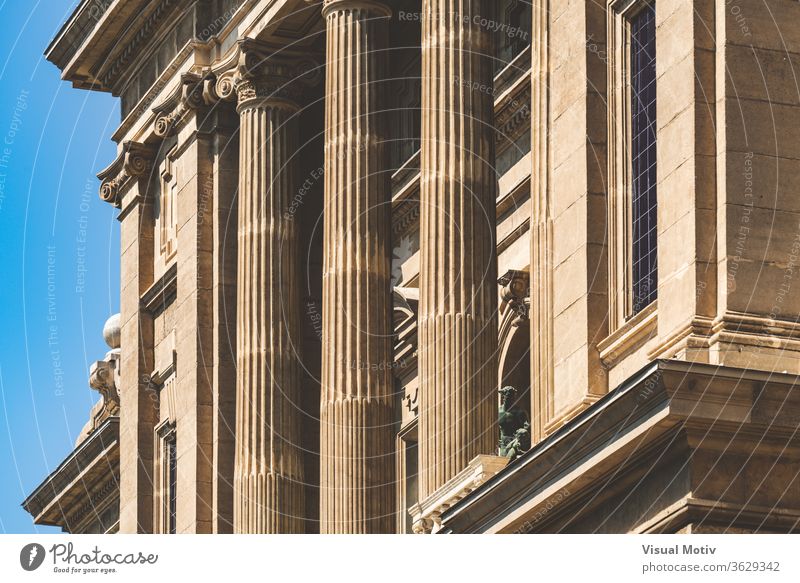 Fassade mit ionischen Säulen des Nationalen Kunstmuseums von Katalonien in Barcelona alias MNAC Gebäude Spalte Ornament historisch Statue sonnig Denkmal