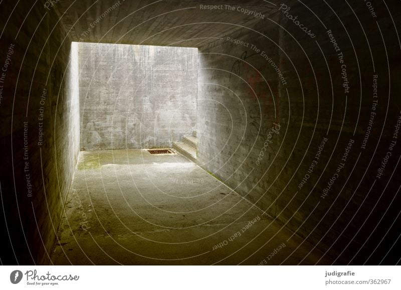 Unten durch Norwegen Tunnel Bauwerk Mauer Wand Beton eckig kalt Stimmung Wege & Pfade Treppe Farbfoto Gedeckte Farben Menschenleer Licht