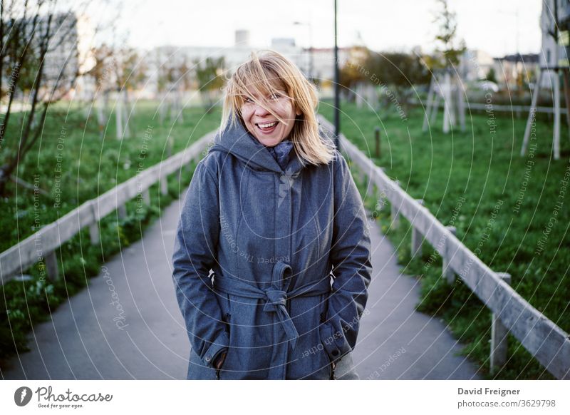 Natürlich blonde glückliche Frau, die in einem herbstlichen Park steht. Herbst-, Outdoor- und Lifestyle-Konzept. Natur Porträt schön Schönheit Kaukasier Glück