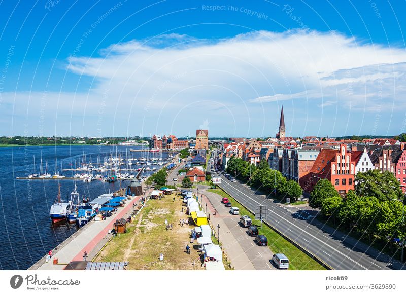 Blick auf den Stadthafen der Hansestadt Rostock Fluss Warnow Mecklenburg-Vorpommern Architektur Häuser Gebäude Wahrzeichen Sehenswürdigkeit Kirche Petrikirche