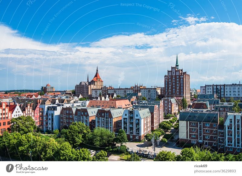 Blick auf historische Gebäude in der Hansestadt Rostock Stadt Mecklenburg-Vorpommern Architektur Häuser Wahrzeichen Sehenswürdigkeit Kirche Marienkirche Fenster