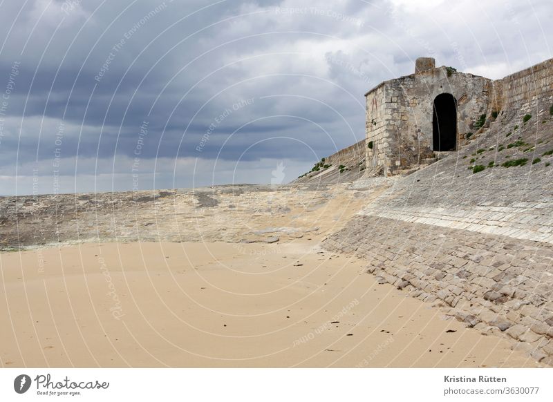 häuschen am deich hütte unterschlupf kapelle strand küste meer alt ruine leer unbenutzt ebbe gezeiten sand steine mauer gemauert wellenbrecher horizont wolken