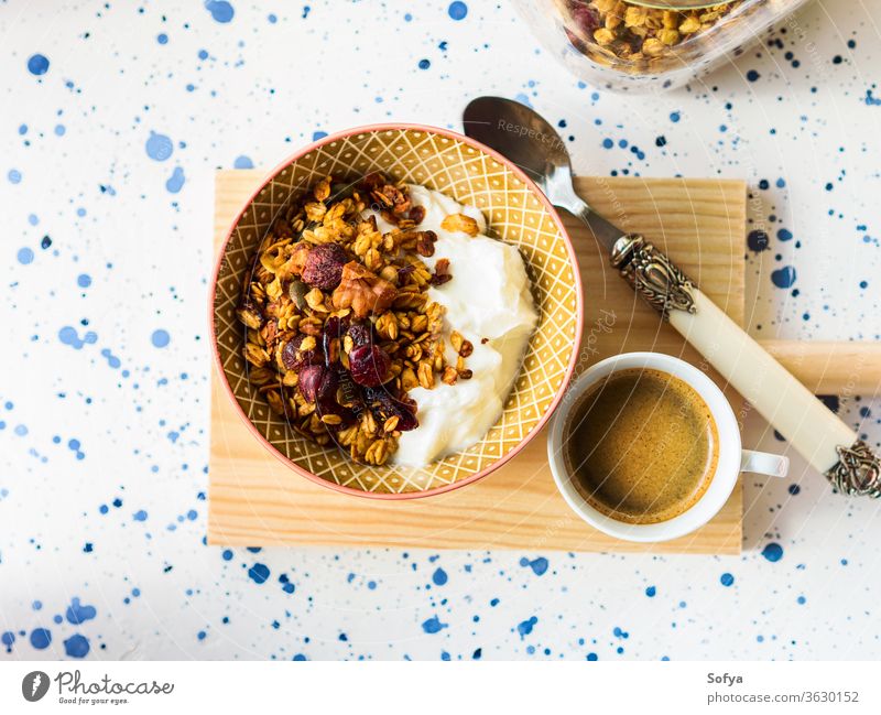 Hausgemachte Müsli-Schüssel mit Kürbis selbstgemacht essen Squash Kaffee Espresso trinken heiß Pasteten Top Ansicht Erntedankfest Herbst fallen saisonbedingt