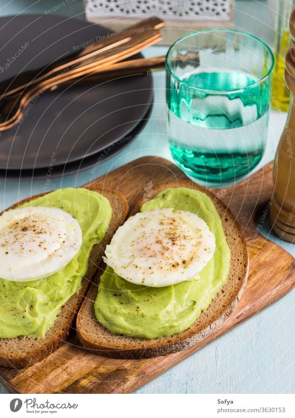 Roggenbrot-Avocado-Toasts mit pochiertem Ei Lebensmittel Zuprosten Brot schwarz Speise Sahne Koch lecker Belegtes Brot offen Mittagessen Mahlzeit Brunch