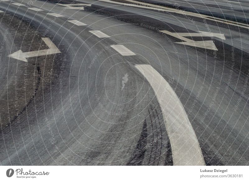 Fragment einer Asphaltstraße mit gemalten Streifen und Pfeilen im Freien vor Fahrspur Benachrichtigung niemand Straßenrand Laufwerk Automobil Regie Fußgänger