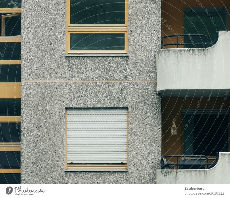 Fassade eines Wohnhauses, Fenster und Balkon aus Beton in Neukölln Haus Hochhaus Sozialwohnung Hauswand trist wohnen Wohnmaschine abstrakt formen Architektur