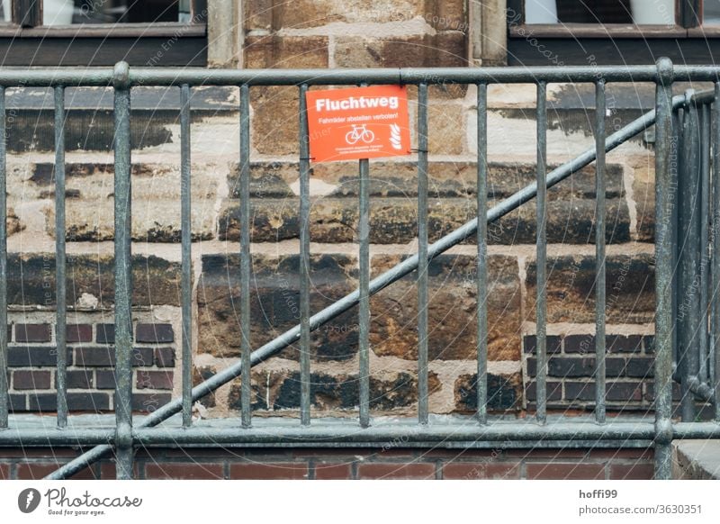 Fluchtweg versperrt, keine Flucht - hierbleiben !-  und vielleicht ein wenig fluchen ... Ausgang Notausgang Hinweisschild Pfeil Wand Schilder & Markierungen