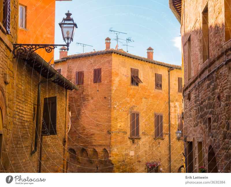 Amazing Tuscany - Steingebäude im italienischen Stil - Reisefotografie Toskana Volterra Italien Europa Italienisch toskana toskanisch Gebäude Landschaft alt