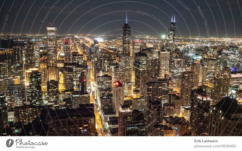 Die Stadt Chicago bei Nacht - wunderbare Aussicht von oben - CHICA Großstadt Skyline Architektur Illinois Stadtzentrum urban Stadtbild USA Wolkenkratzer