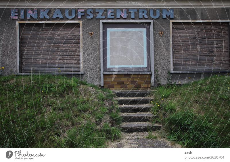 7 Tage durch Brandenburg - dauerhaft geschlossen Haus alt kaputt Verfall Ruine Gebäude Zerstörung Mauer Fassade Vergangenheit Vergänglichkeit Wand Fenster