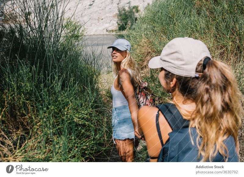 Beste Freundinnen im Urlaub am See bester Freund Feiertag sorgenfrei Frauen bewundern Landschaft spektakulär Gras Shorts stehen sonnig sich[Akk] entspannen