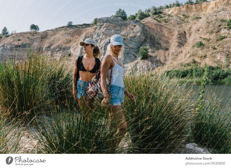 Beste Freundinnen im Urlaub am See bester Freund Feiertag sorgenfrei Frauen bewundern Landschaft spektakulär Gras Shorts stehen sonnig sich[Akk] entspannen