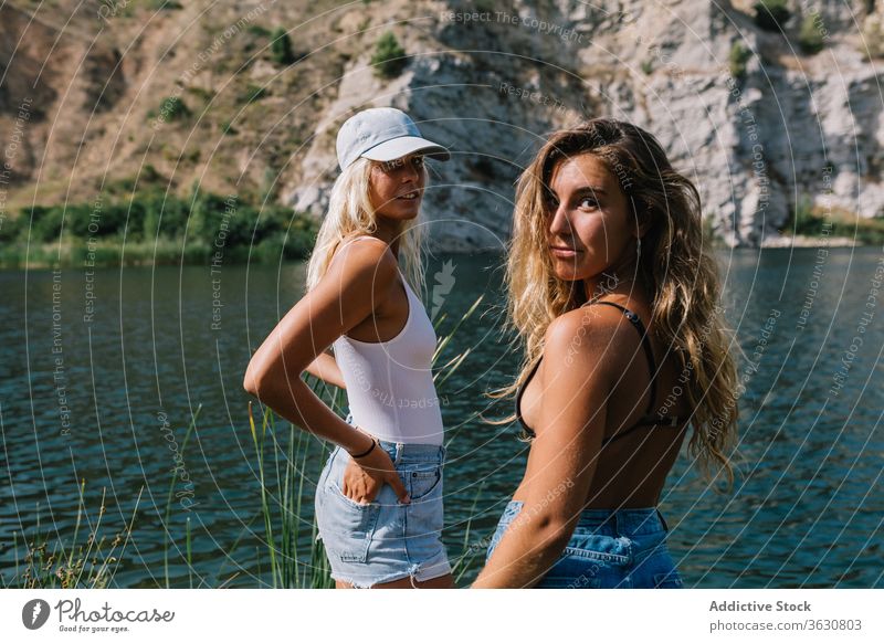 Beste Freundinnen im Urlaub am See bester Freund Feiertag sorgenfrei Frauen bewundern Landschaft spektakulär Gras Shorts stehen sonnig sich[Akk] entspannen