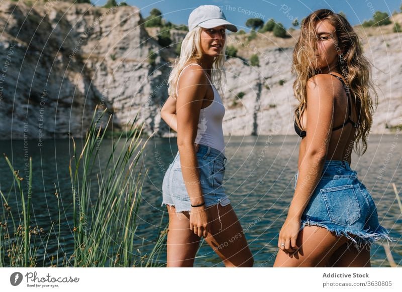 Beste Freundinnen im Urlaub am See bester Freund Feiertag sorgenfrei Frauen bewundern Landschaft spektakulär Gras Shorts stehen sonnig sich[Akk] entspannen