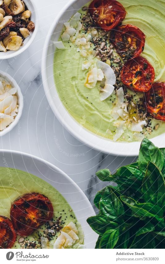 Schmackhafte Avocado- und Apfelcremesuppe mit Tomaten und Kokosnuss Sahne Suppe Lebensmittel Mahlzeit Gastronomie geschmackvoll Mittagessen Küche Vegetarier