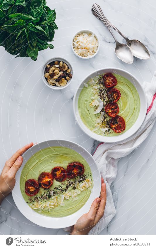 Schmackhafte Avocado- und Apfelcremesuppe mit Tomaten und Kokosnuss Sahne Suppe Lebensmittel Mahlzeit Gastronomie geschmackvoll Mittagessen Küche Vegetarier