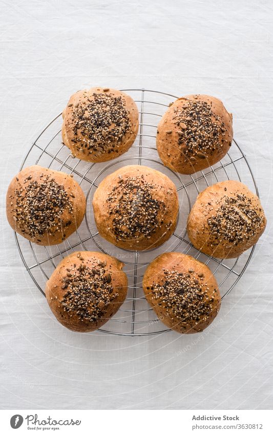 Schmackhafte hausgemachte Brötchen mit einer Mischung aus Sesamkörnern Portion Samen Brot Lebensmittel natürlich Bäckerei kühlen Ablage frisch Sammlung Knusprig