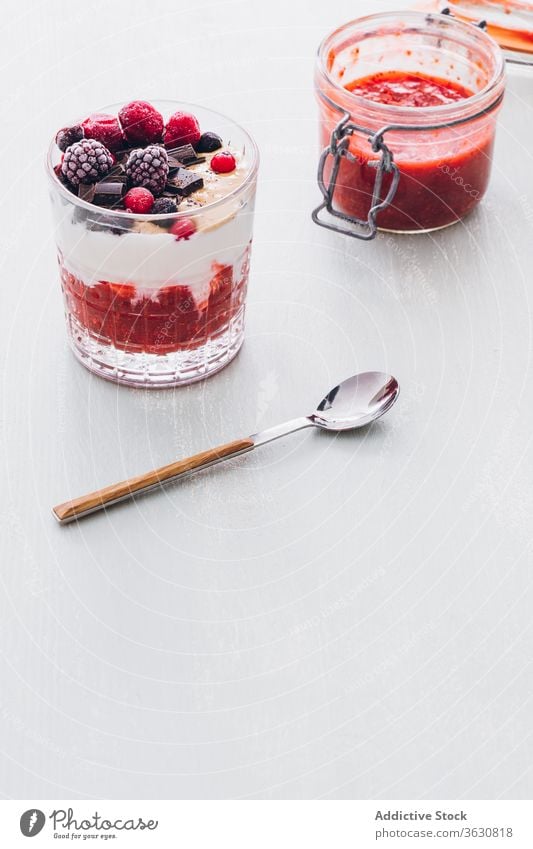 Eis mit Erdbeermarmelade Speiseeis Marmelade Erdbeeren süß Glas Götterspeise frisch Frucht Käse Lebensmittel Bestandteil rot bewahren selbstgemacht Dessert