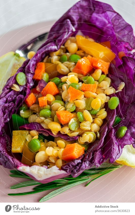 Leckerer veganer Taco mit Paprikamischung im Kohlblatt Kohlgewächse Lebensmittel Gastronomie Vegetarier mischen Zitrone Feinschmecker Exquisit Abendessen