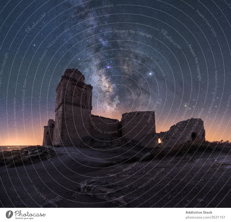 Schloss in den Bergen unter der Milchstraße Burg oder Schloss Milchstrasse Berge u. Gebirge Nacht Felsen rau Landschaft Himmel Dämmerung Natur wild Galaxie