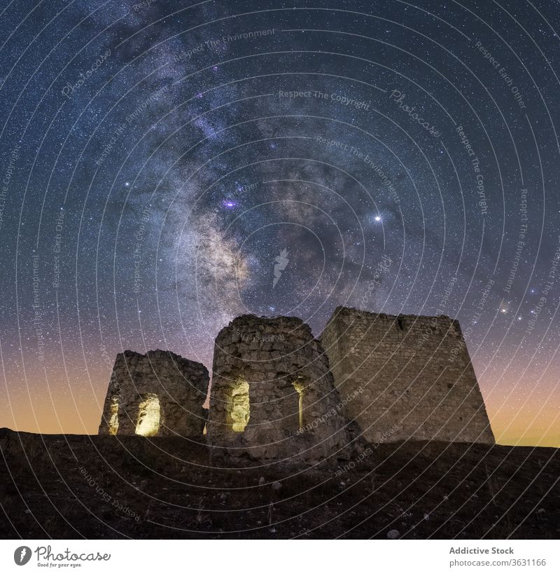 Schloss in den Bergen unter der Milchstraße Burg oder Schloss Milchstrasse Berge u. Gebirge Nacht Felsen rau Landschaft Himmel Dämmerung Natur wild Galaxie