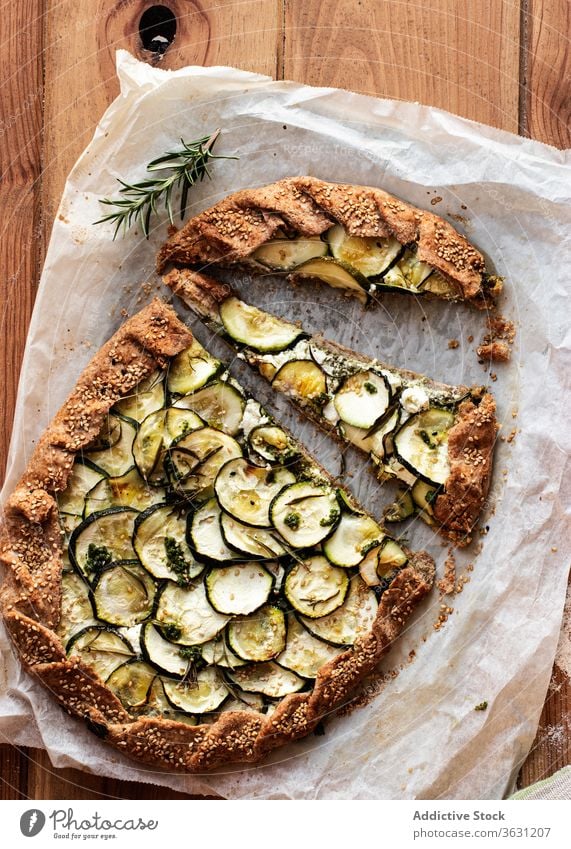 Zucchini-Galette auf Holztisch Ernährungsberater geschmackvoll Brunch Schafskäse saisonbedingt Veganer Essen zubereiten Rezept Gesunde Ernährung Vorspeisen