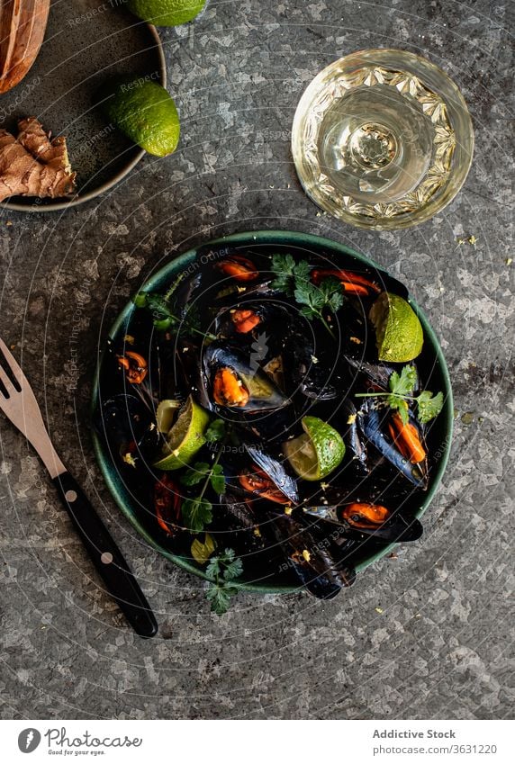 Gedämpfte Muscheln in Schale auf dem Tisch Draufsicht Küchenkräuter Food-Fotografie Ingwer Verdunstung Würzig Hintergrund Weichtier Speisekarte Wein Mahlzeit