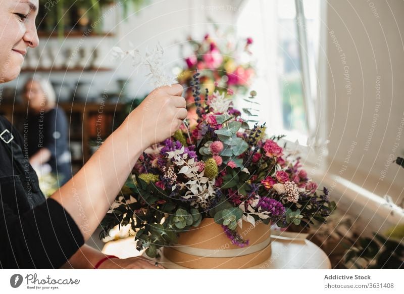 Weibliche Designerin entwirft Blumensträuße im Atelier Floristik Frau Blumenstrauß einrichten kreieren Blütezeit komponieren dekorativ kreativ Arbeit Beruf