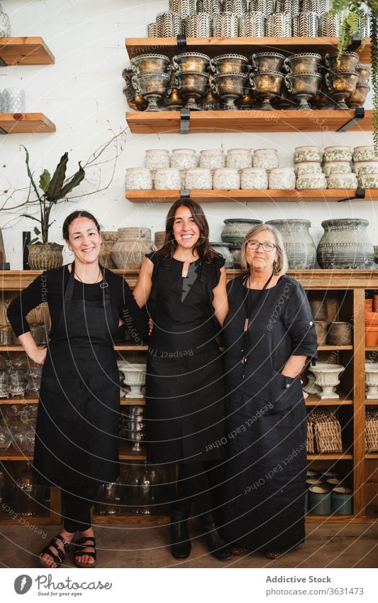 Fröhliche Frauen arbeiten im Blumengeschäft Blumenhändler Floristik Zusammensein Kollege Besitzer positiv Lächeln Glück Porträt freundlich Kleinunternehmen