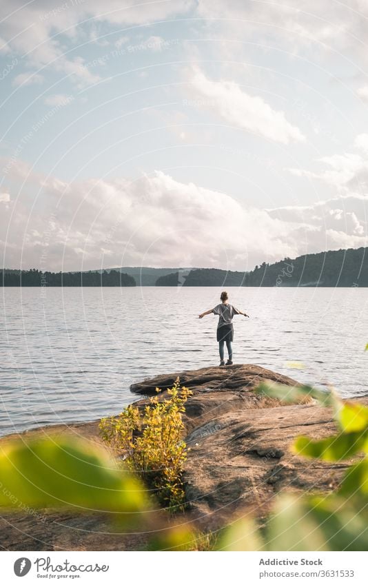 Einsamer Reisender am Seeufer stehend Frau Stein Natur reisen Freiheit Harmonie Ufer Landschaft genießen Wasser Felsen Tourismus Abenteuer Algonquin PP Kanada