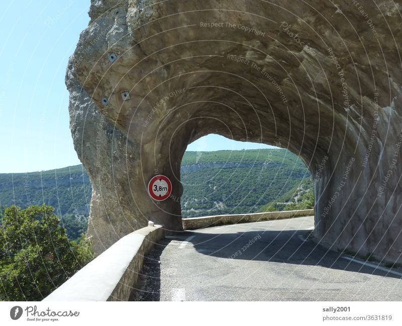 Engstelle... Tunnel Druchbruch Straße Bergstraße Verkehrszeichen Wege & Pfade Asphalt Verkehrsweg Berge u. Gebirge Fels Felsvorsprung Durchfahrt Höhenkontrolle