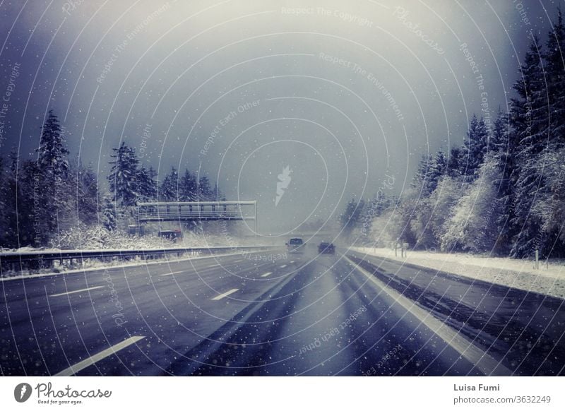 Deutschland, Bayern, Autobahn mit seltenem Verkehr unter Schneesturm im Winter PKW Landschaft weiß Straße Wald Holz Tanne Baum Fahrzeug Lichter Saison Asphalt