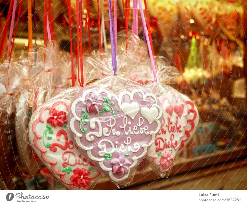 MÜNCHEN, DEUTSCHLAND - Traditionelle Lebkuchenherzen mit Zuckerdekoration von "Ich liebe Dich" auf Deutsch auf dem Oktoberfest in München im Verkauf Herz