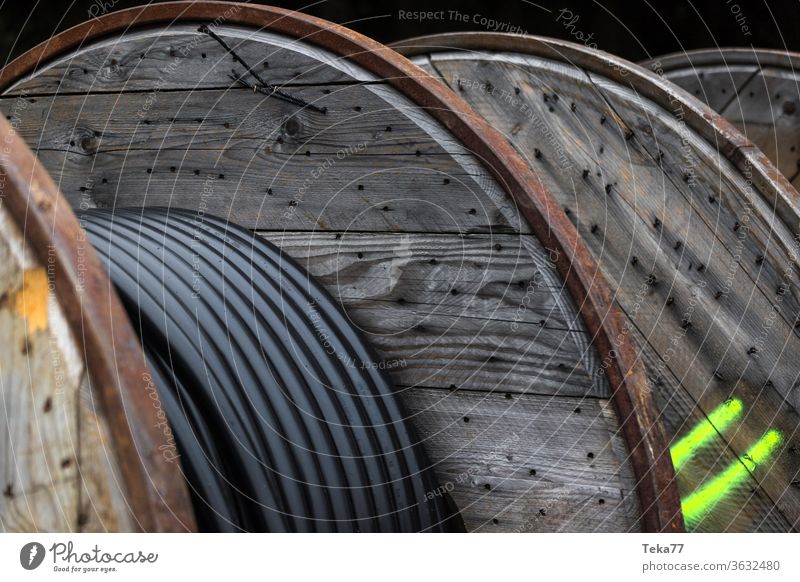 große Kabeltrommeln auf einer Baustelle Kabelbaustelle Konstruktion Holz Kunststoff teuer großes Kabel neues Kabel Web-Kabel Internet-Kabel Stromkabel schwarz