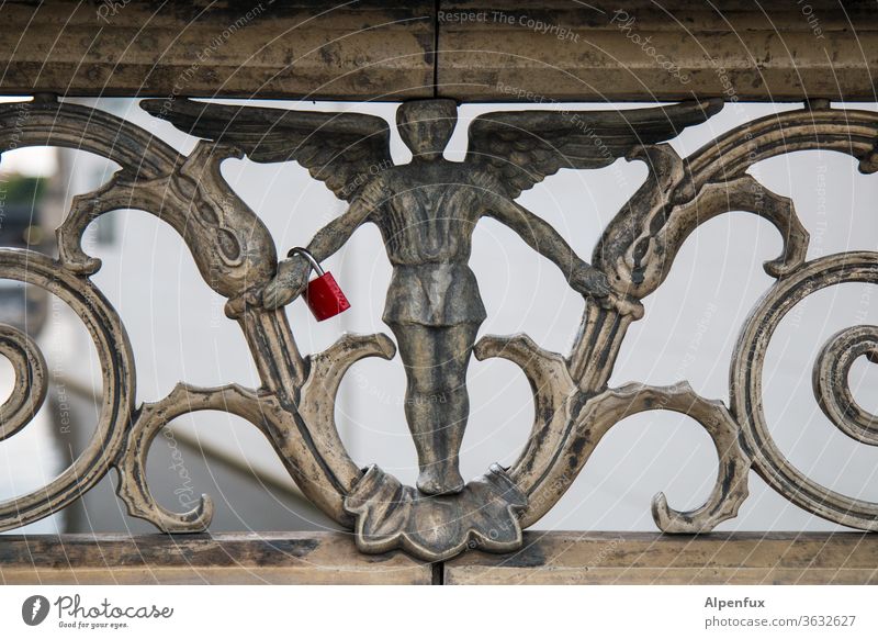 Männerhandtasche Handtasche Farbfoto Geländer historisch Menschenleer historische Brücke Außenaufnahme Historische Bauten Altstadt Architektur alt Stadt Bauwerk