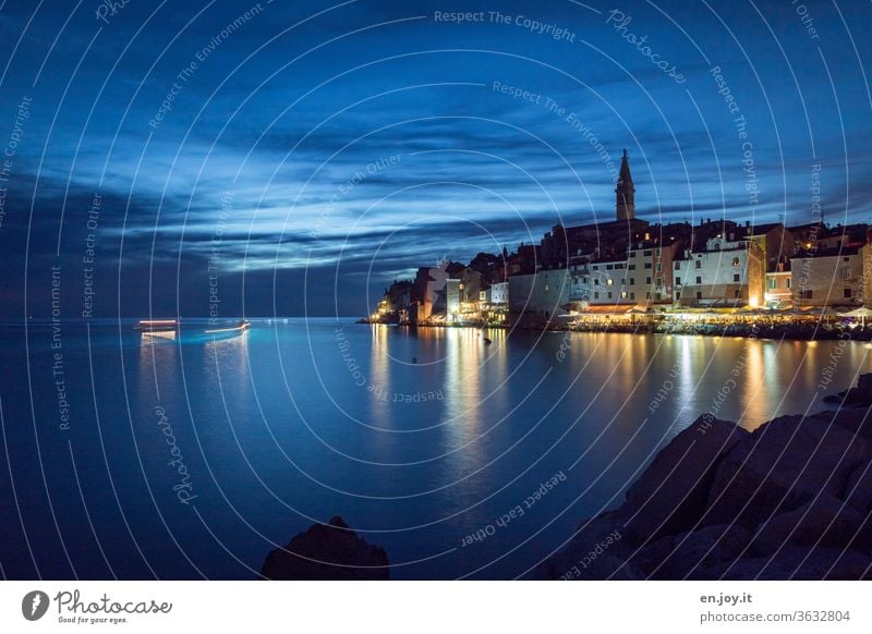 Blick auf die Hafenstadt Rovinj direkt am Meer auf der Halbinsel Istrien in Kroatien zur blauen Stunde Europa blaue Stunde Abend Nacht Altstadt Kirchturm