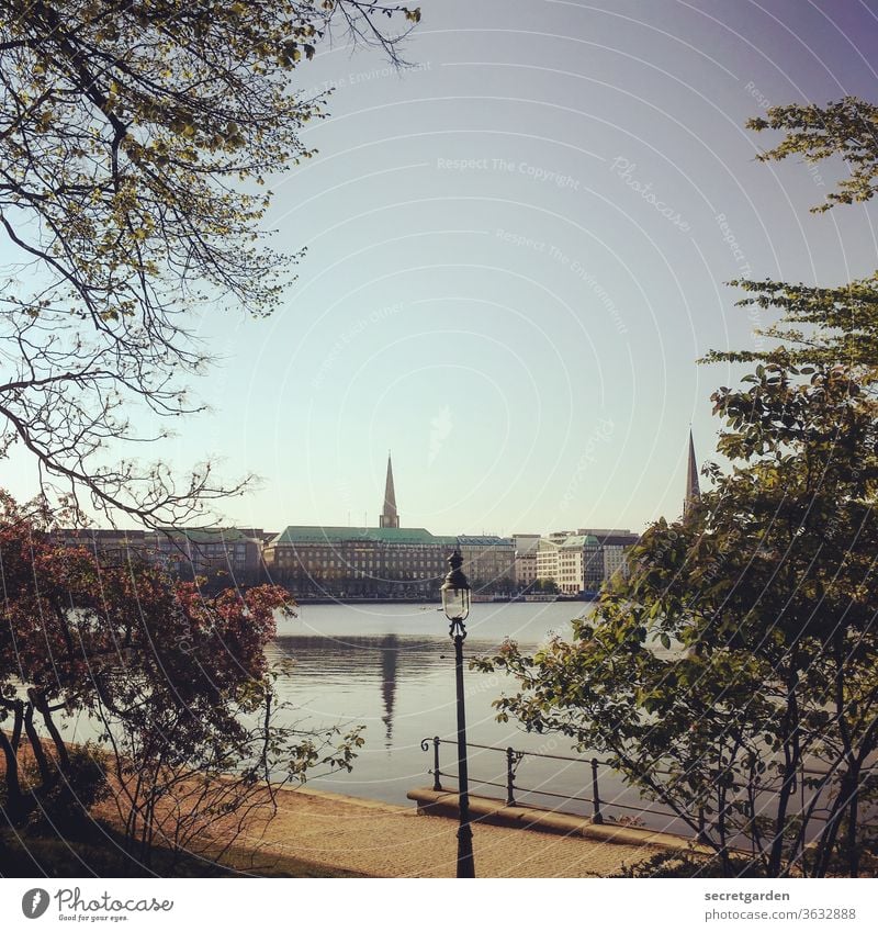 Eingerahmter Sonnenschein in Hamburg :-) Sommer Innenstadt Himmel Architektur Alster Kirchturm Kirchturmspitze Kirche Außenaufnahme Menschenleer Farbfoto Tag