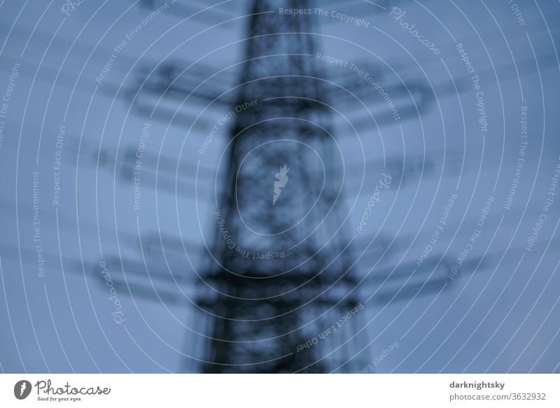 Mast für Hochspannung Freileitungen Hochspannungsleitung unscharf nebulös Farbfoto Kabel Himmel Strommast Energie Elektrizität Energiewirtschaft Menschenleer