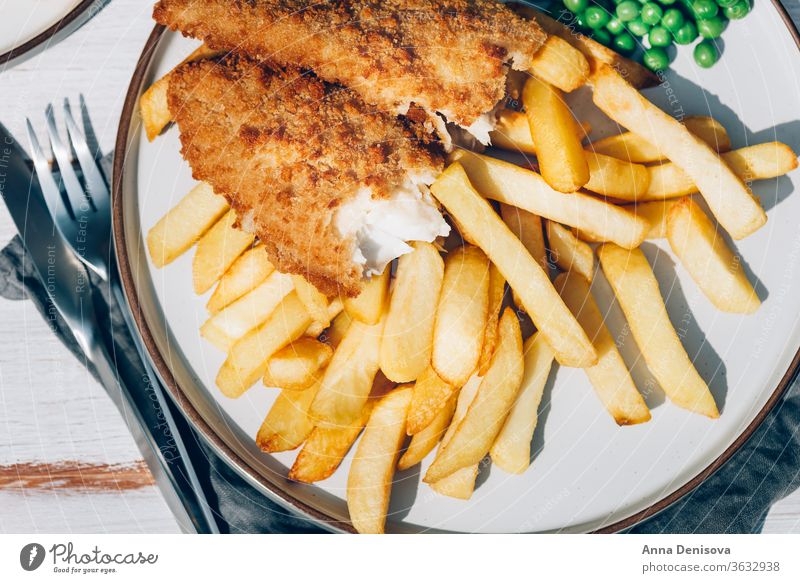 Fisch und Pommes Frites mit Erbsen Chips Lebensmittel Schellfisch Seehecht ramponiert Dorsch Englisch Knusprig Filet Abendessen Briten gebraten Mahlzeit