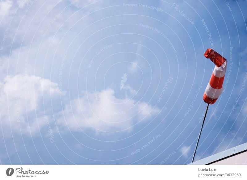 ein Windsack an der Arbeit, an einem Sommerabend voller Schäfchenwolken und einem Rest Sonnenlicht... Windanzeiger Wolken Himmel himmelblau rot orange weiß