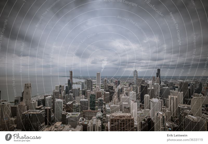 Luftaufnahme über Chicago an einem bewölkten Tag Großstadt Skyline Architektur Illinois Stadtzentrum urban Stadtbild USA Wolkenkratzer Sonnenuntergang