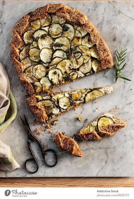 Zucchini-Galette auf Holztisch Ernährungsberater geschmackvoll Brunch Schafskäse saisonbedingt Veganer Essen zubereiten Rezept Gesunde Ernährung Vorspeisen