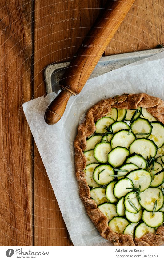 Zucchini-Galette auf Holztisch Ernährungsberater geschmackvoll Brunch Schafskäse saisonbedingt Veganer Essen zubereiten Rezept Gesunde Ernährung Vorspeisen