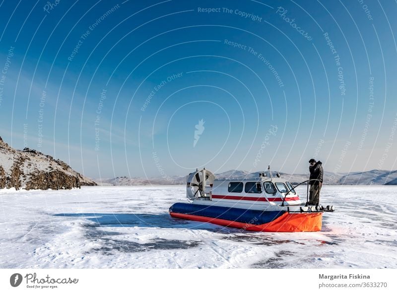 Hovercraft auf dem See im Winter Air Baikalsee blau Boot kalt Gefecht Kissen schnell zwängen Landschaft lcac marin Motor Natur im Freien Propeller Fluss MEER