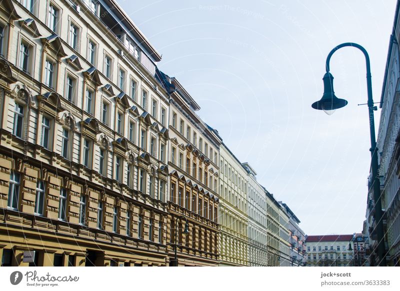 Symmetrie | in Prenzlauer Berg Fassade Sonnenlicht Wohnhaus Häuserzeile Wohngebiet Straßenlaterne Perspektive Wolkenloser Himmel Architektur Reihe authentisch