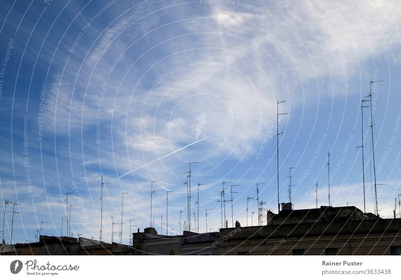 Blauer Himmel über Antennen in der Altstadt von Bari, Italien Italienisch Apulien südländisch Europa Europäer Kultur Historie historisch Gebäude Außenseite