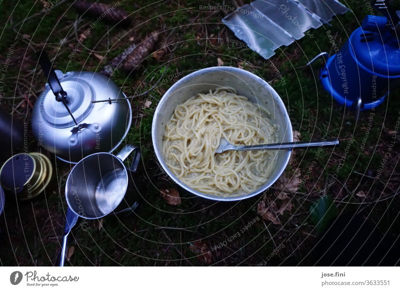 Abendessen auf einer Trekkingtour im Freien, gekocht auf dem Gasbrenner. Außenaufnahme Wanderer Pause Wald Natur Freizeit & Hobby Abenteuer Backpacker Essen