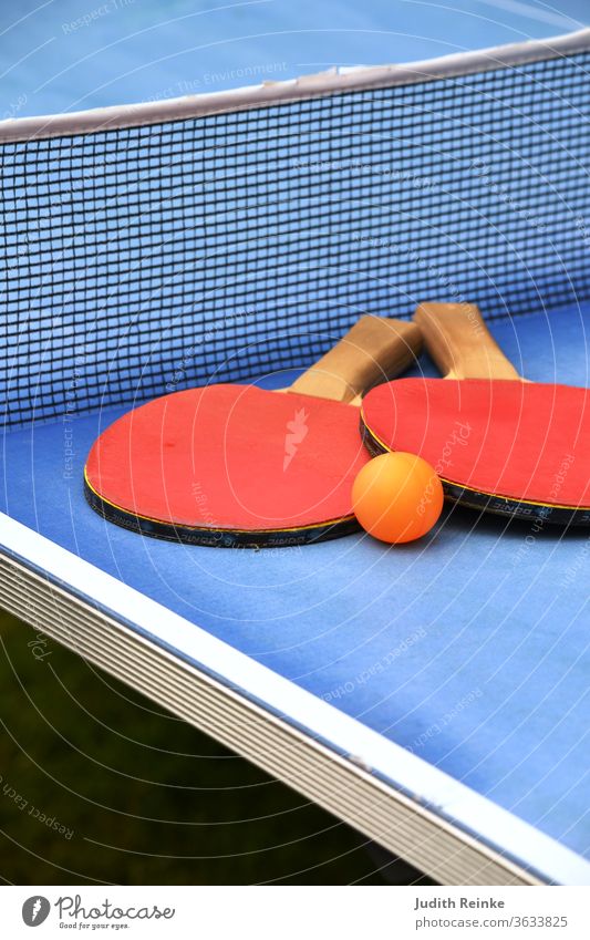 Tischtennisplatte Ausschnitt Tischtennisschläger mit Ball Freizeitsport Leistungssport Freizeitgestaltung Spielen Ballsport Freizeit & Hobby Außenaufnahme