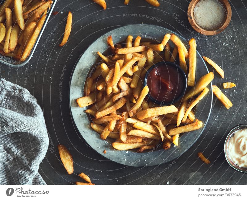 Pommes fritten Pommes frites Ketchup frittenbude Fastfood selbstgemacht foodie Foodlover Lebensmittel Essen Fett Appetit & Hunger Teller Kartoffeln potato