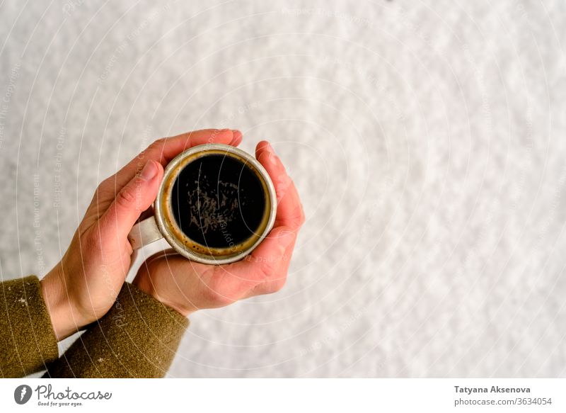 Alte Tasse mit heißem Kaffee oder Teetrinken auf Schnee im Winter Becher kalt Fäustlinge warm Weihnachten Feiertag weiß Getränk Saison im Freien außerhalb Wald